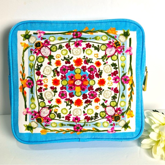 Estée Lauder X Amba Locke Limited Edition Light Blue Zip Around Cosmetic Bag NEW - Picture 3 of 10